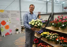 Focco Prins of Queen Genetics presenting one of their rose varieties; Soft White Romance.
